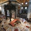 Papa Francesco sdraiato a terra a San Pietro per celebrare la Passione01