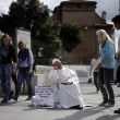Roma, travestito da Wojtyla fa foto con turisti01
