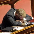 Senatore D'Ascola (Ncd) si addormenta in Senato durante discussione Def04