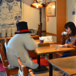 Tokyo: pupazzi fanno compagnia ai single che mangiano al Moomin Café01