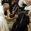 Papa Francesco lava i piedi a 12 disabili