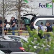 Usa, uomo armato vestito come Rambo spara in centro Fedex