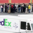 Usa, uomo armato vestito come Rambo spara in centro Fedex 02