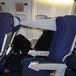 B-tourist, la fascia che protegge dai vicini molesti in aereo03