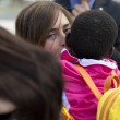 Bambini Congo, durante volo una di loro fa treccina al ministro Boschi 06