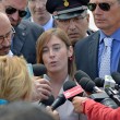 Bambini Congo, durante volo una di loro fa treccina al ministro Boschi 09