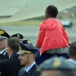 Bambini Congo, durante volo una di loro fa treccina al ministro Boschi 10