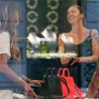 Belen Rodriguez, shopping con un'amica e presentazione del libro Bella Belen03