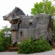 Belgio, l'hotel degli gnomi a forma di cavallo di Troia08