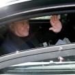Berlusconi lascia Cesano Boscone inseguito dai cronisti09