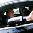 Berlusconi lascia Cesano Boscone inseguito dai cronisti08