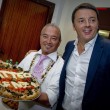 Matteo Renzi a Napoli: maestro pizzaiolo gli regala Margherita con dedica01