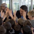 Renzi visita scuola e batte il 5 con gli studenti04