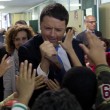 Renzi visita scuola e batte il 5 con gli studenti03