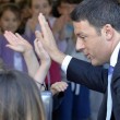 Renzi visita scuola e batte il 5 con gli studenti02