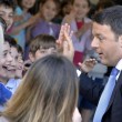 Renzi visita scuola e batte il 5 con gli studenti01