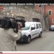 Beppe Grillo esce dalla sua villa e mima pugnalata al cuore01