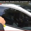 Beppe Grillo esce dalla sua villa e mima pugnalata al cuore3