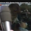 Beppe Grillo esce dalla sua villa e mima pugnalata al cuore4