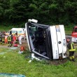 Feltre, foto del pullman ribaltato con 40 ragazzini a bordo 3