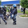 Piacenza, scontri a Ikea tra manifestanti e agenti01