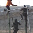 Spagna, 700 migranti assaltano frontiera Melilla 3