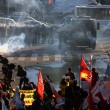 Turchia, polizia carica i manifestanti a piazza Taksim 14