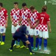Brasile-Croazia, l'arbitro usa la bomboletta spray per la barriera (FOTO-VIDEO) - 4