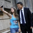 Festa della Repubblica, Renzi ad Altare della Patria tra selfie 'cinque' (foto)