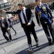Festa della Repubblica, Renzi ad Altare della Patria tra selfie 'cinque' (foto)