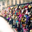 Parigi, i lucchetti dell'amore fanno crollare il Pont des Art (foto) 4