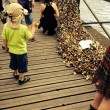 Parigi, i lucchetti dell'amore fanno crollare il Pont des Art (foto)