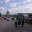 Parigi, i lucchetti dell'amore fanno crollare il Pont des Art (foto) 2