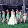 Bridesmaids mooning, su la gonna le damigelle mostrano il lato B al matrimonio02