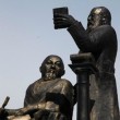 Kazakistan, la statua sembra un selfie e viene rimossa01