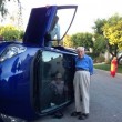 Los Angeles, si ribalta con l'auto: ottantenne in posa per il selfie02