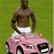 Mario Balotelli taglia l'erba in campo: gli sfottò su Twitter06