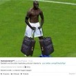 Mario Balotelli taglia l'erba in campo: gli sfottò su Twitter07