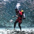 Mondiali 2014, sub palleggia sott'acqua per incoraggiare la nazionale della Corea del Sud01