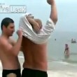 Russia, ubriaco in spiaggia scambia dei pantaloni per una giacca03
