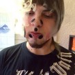 Joel Miggler, piercing e guance bucate con anelli di plastica (foto)