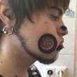 Joel Miggler, piercing e guance bucate con anelli di plastica (foto) 2