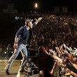 Ligabue, concerto a San Siro con scritta "Expo, Mose e poi?"