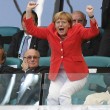 Angela Merkel scatenata in tribuna. Poi selfie con Podolski, foto con la squadra 3