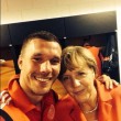 Angela Merkel scatenata in tribuna. Poi selfie con Podolski, foto con la squadra4