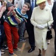 Il seflie del ragazzo di 14 anni con la Regina Elisabetta03