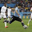 Uruguay-Inghilterra 2-1, le FOTO: i gol di Suarez e Rooney, lo stadio, i tifosi