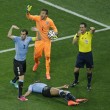 Uruguay-Inghilterra 2-1, le FOTO: i gol di Suarez e Rooney, lo stadio, i tifosi