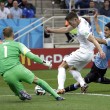 Uruguay-Inghilterra 2-1, le FOTO: i gol di Suarez e Rooney, lo stadio, i tifosi