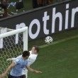 Uruguay-Inghilterra 2-1, le FOTO: i gol di Suarez e Rooney, lo stadio, i tifosi